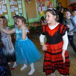 Dzieci z 2a tańczą na balu..jpg