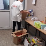 uczeń segreguje produkty zebrane w ramach akcji pomoc dla Ukrainy 