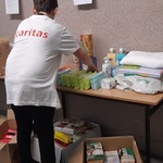 uczeń ustawia produkty przekazane w zbiórce na pomoc Ukrainie