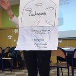 szkoleniowiec z plakatem