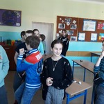 uczniowie cieszą się z wygranej