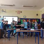 uczniowie z nauczycielami