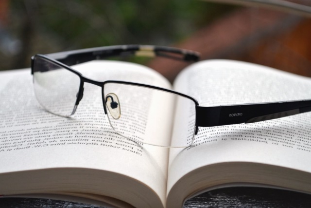 książka z okularami