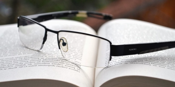 książka z okularami