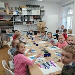 uczniowie wykonują prace plastyczne 