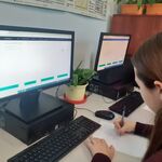 uczennica uzupełnia test na komputerze
