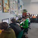 uczniowie w pracowni komputerowej