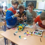 uczeniowie budują z klocków lego (2).jpg