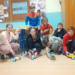 uczniowie z pojazdai zbudowanymi z klocków lego.jpg