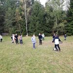 uczniowie grają w piłkę