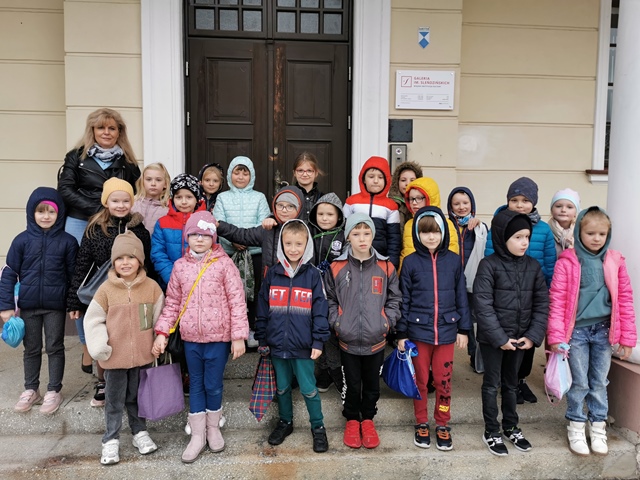 Dzieci przed wejściem do Galerii Sleńdzińskich