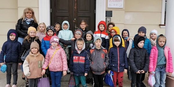 Dzieci przed wejściem do Galerii Sleńdzińskich
