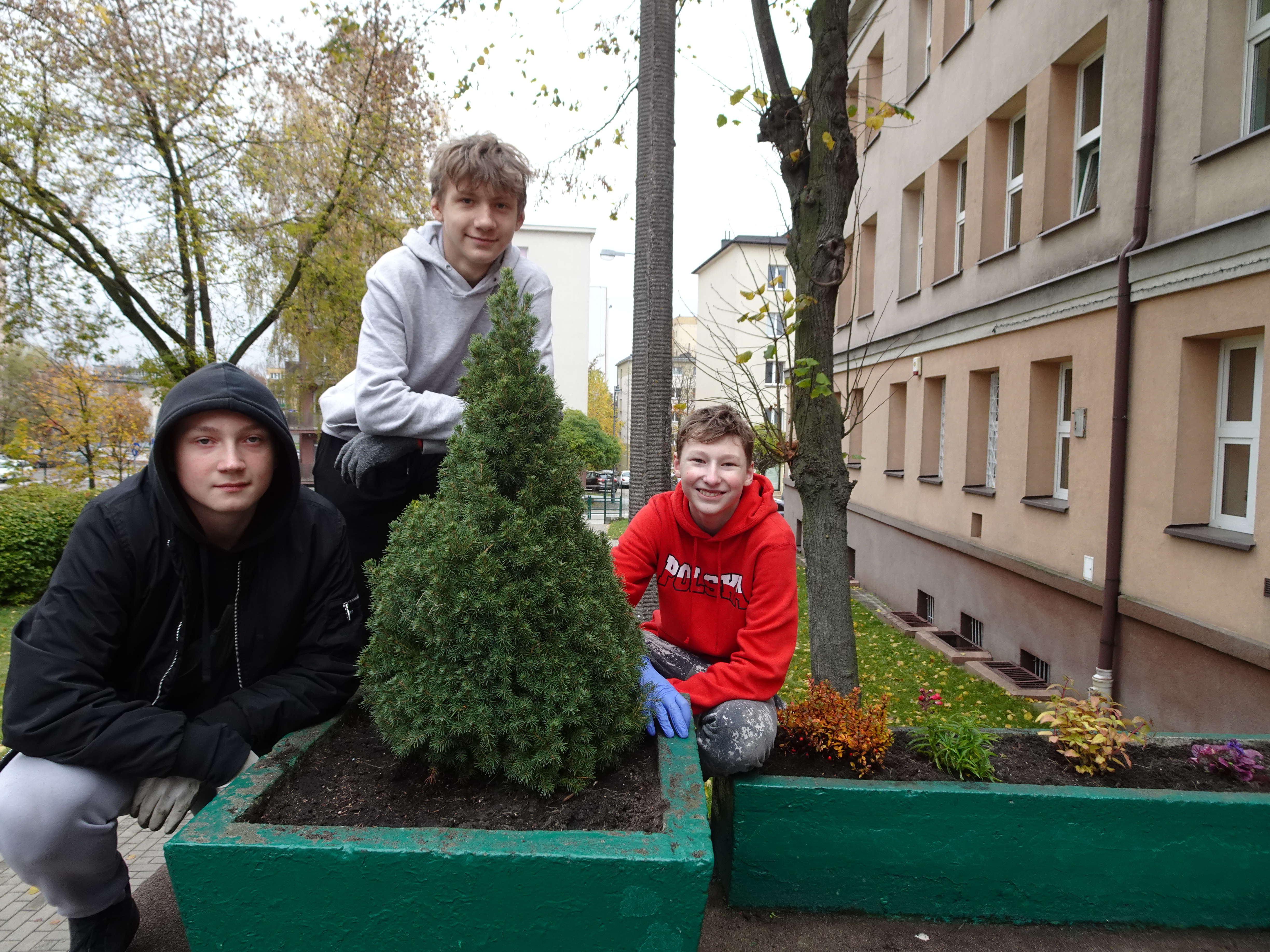 trzech chłopców przed budynkiem szkoły.JPG