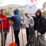 czterech uczniów z narzędziami ogrodniczymi