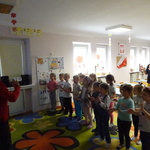 Dzieci i nauczycielka unoszą ręce w górę
