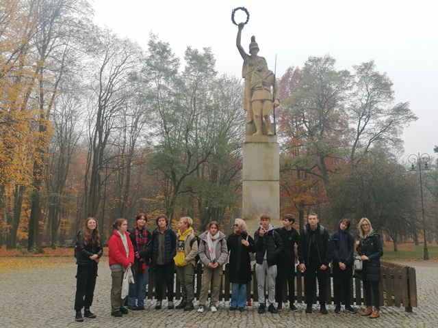 Uczniowie  pod pomnikiem Żołnierzy 42.Pułku.jpg