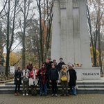 Uczniowie na Cmentarzu Wojskowym.jpg