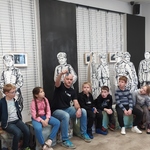 Edukator muzeum pokazuje różne medale i odznaki