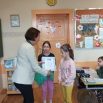 Pani Dyrektor Izabela Grzybowska wręcza nagrodę Zuzi  za III miejsce. 