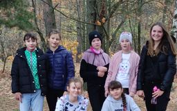 7 dziewcząt pozuje do zdjęcia w lesie