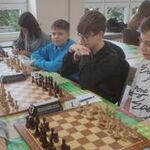 4 chłopców i jedna dziewczynka grają w szachy