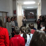 dzieci i ich rodzice stoją na korytarzu szkolnym.JPG