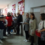 dzieci oraz ich rodzice stoją na korytarzu szkolnym, słuchają przemówień trójki nauczycieli i Pani Dyrektor.JPG