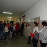 rodzice ze swoimi dziećmi stoją na korytarzu szkolnym.JPG