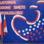 Dekoracja na uroczysty apel z okazji Święta Niepodległości.jpg