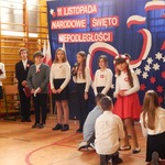 Uczniowie prezentują część artystyczną przygotowaną z okazji Święta Niepodległości..jpg