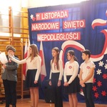 Uczniowie prezentują część artystyczną przygotowaną z okazji Święta Niepodległości_ uczeń w rogatywce..jpg