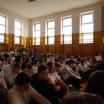 Uczniowie uczestniczą w 'lekcji historii' z okazji Święta Niepodległości..jpg
