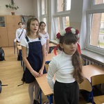 Grupa uczniów  wykonuje pieśń patriotyczną- na I planie uczennica w biało- czerwonym wianku.jpg