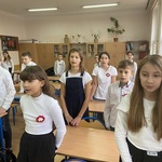 Odświętnie ubrani uczniowie śpiewają pieśni patriotyczne (2).jpg