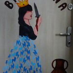 kl.7a - na drzwiach znajduje się kompozycja(postać dziewczyny w niebieskiej sukni, dzban) oraz napis Balladyna