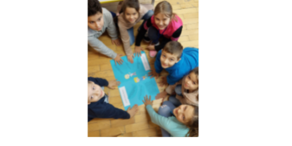 logo SP4, logo UNICEF, grupa dzieci rysuje , siedząc na podłodze