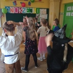 Dzieci tańczą Makarenę.jpg