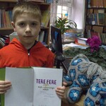 Chłopiec trzyma książkę, obok pluzak z włócki- osioł.jpg