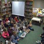 Grupa dzieci w bibliotece.jpg