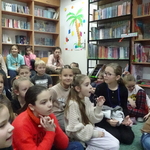 Uczniowie w bibliotece szkolnej.JPG
