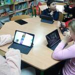 uczniowie korzystają z tabletów w bibliotece szkolnej.jpg
