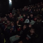 dzieci siedzą w kinie przed projekcją świątecznego filmu.jpg