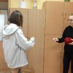 dwie dziewczynki pracują i wykonuja czynność.jpg