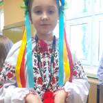 dziewczynka w wianku i stroju ukraińskim trzyma skrzata.jpg