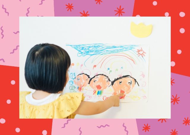 Dziewczynka maluje obrazek, na którym są dzieci