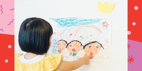 Dziewczynka maluje obrazek, na którym są dzieci