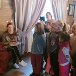 uczniowie śpiewają piosenkę i recytują wiersze Mikołajowi.jpg