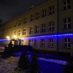 Niebieskie oświetlenie szkoły.JPG