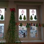 Okna w świątecznych dekoracjach.jpg