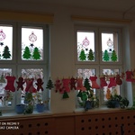 Okna i świąteczne dekoracje .jpg